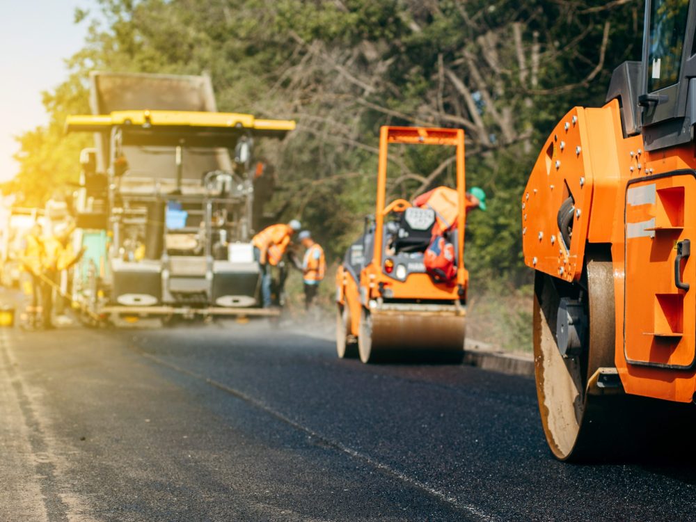 walce-wibracyjne-do-asfaltu-zageszczarka-zageszczanie-nowej-nawierzchni-asfaltowej-uslugi-drogowe-buduja-nowa-nawierzchnie